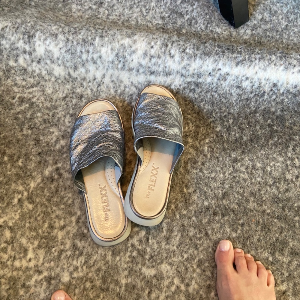 The Flexx Sandals    "The Shore Thing" style  in Silver color and white sole.